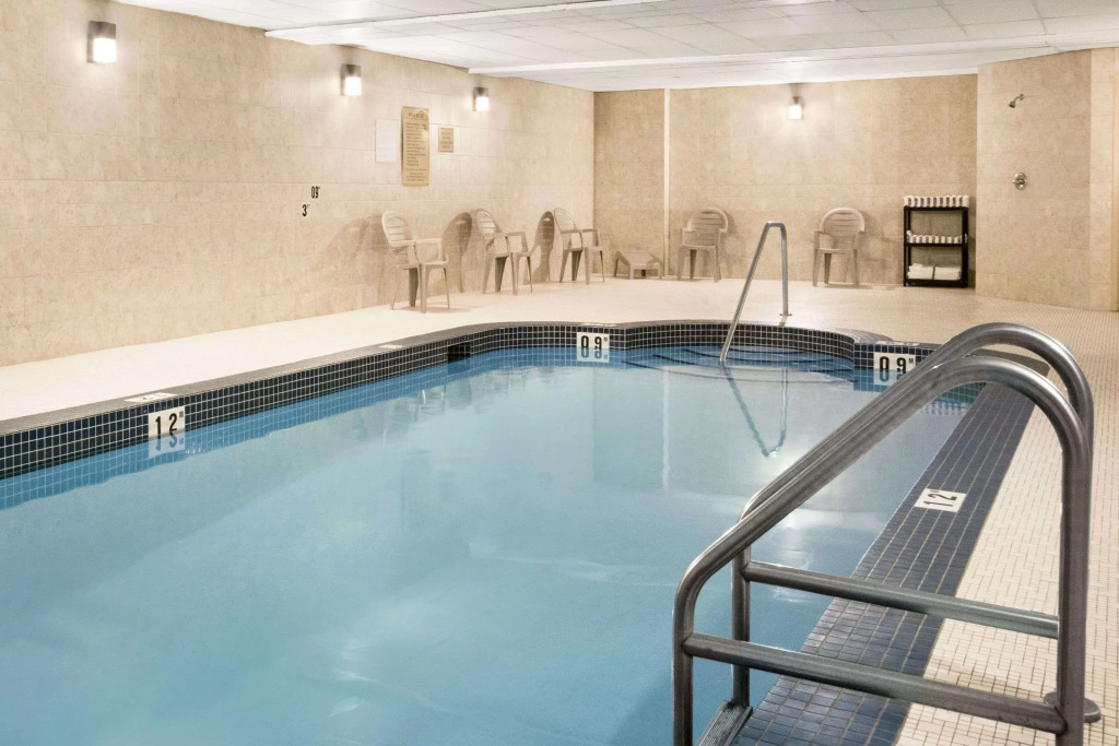Days Inn & Suites by Wyndham Cochrane