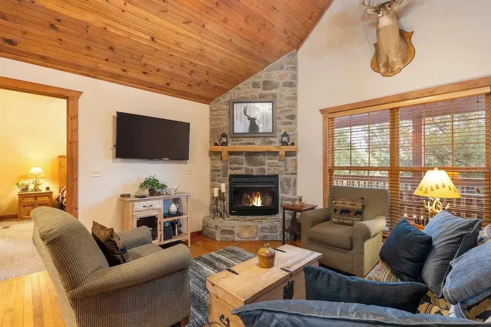 Simons Treetop Cabin 2 BDR in Popular Resort!