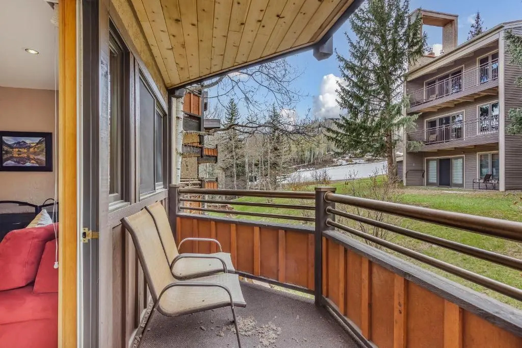Laurelwood Condominiums Studio Premier Unit 407