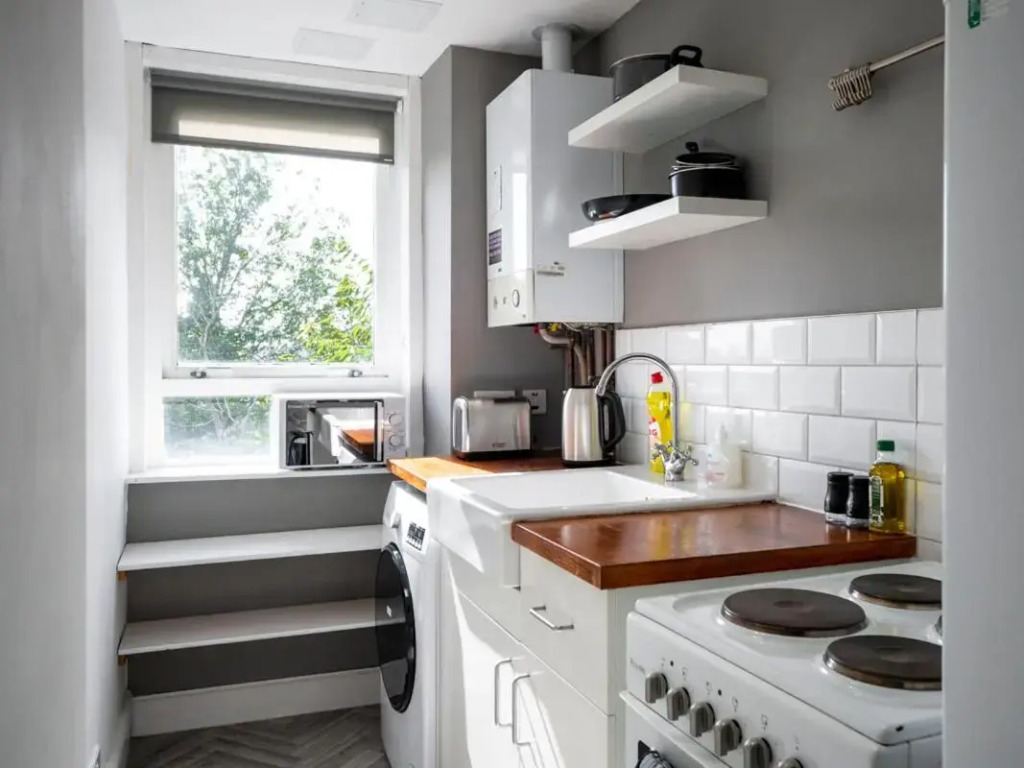 New Superhost Listing: Bright flat nr. University