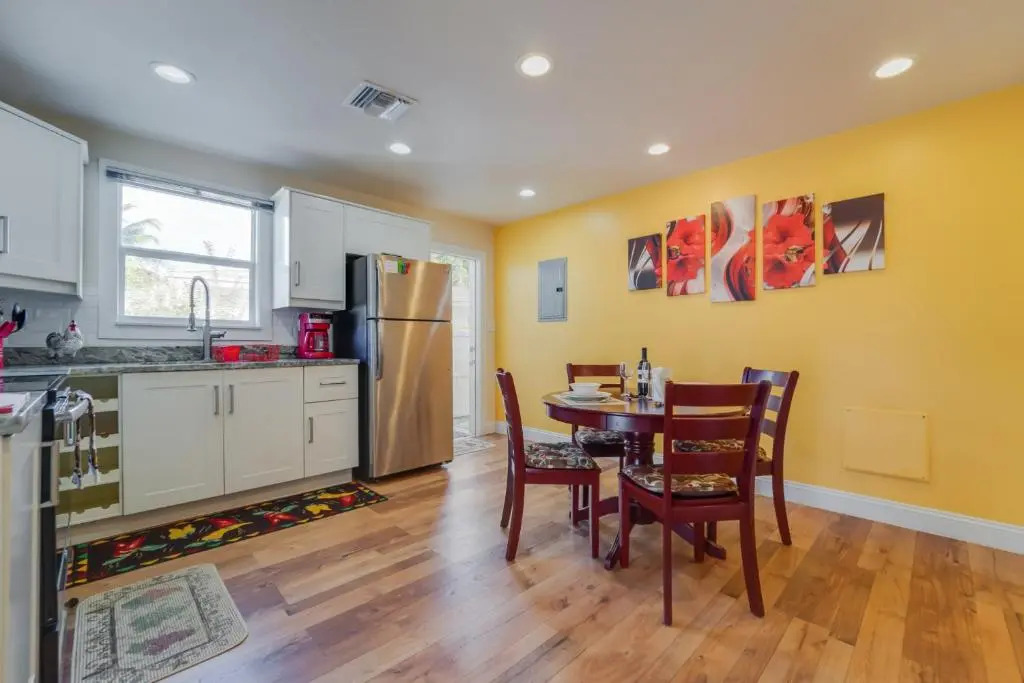 Beach Chairs, Good Kitchen, Strong Wifi on 14th Ave