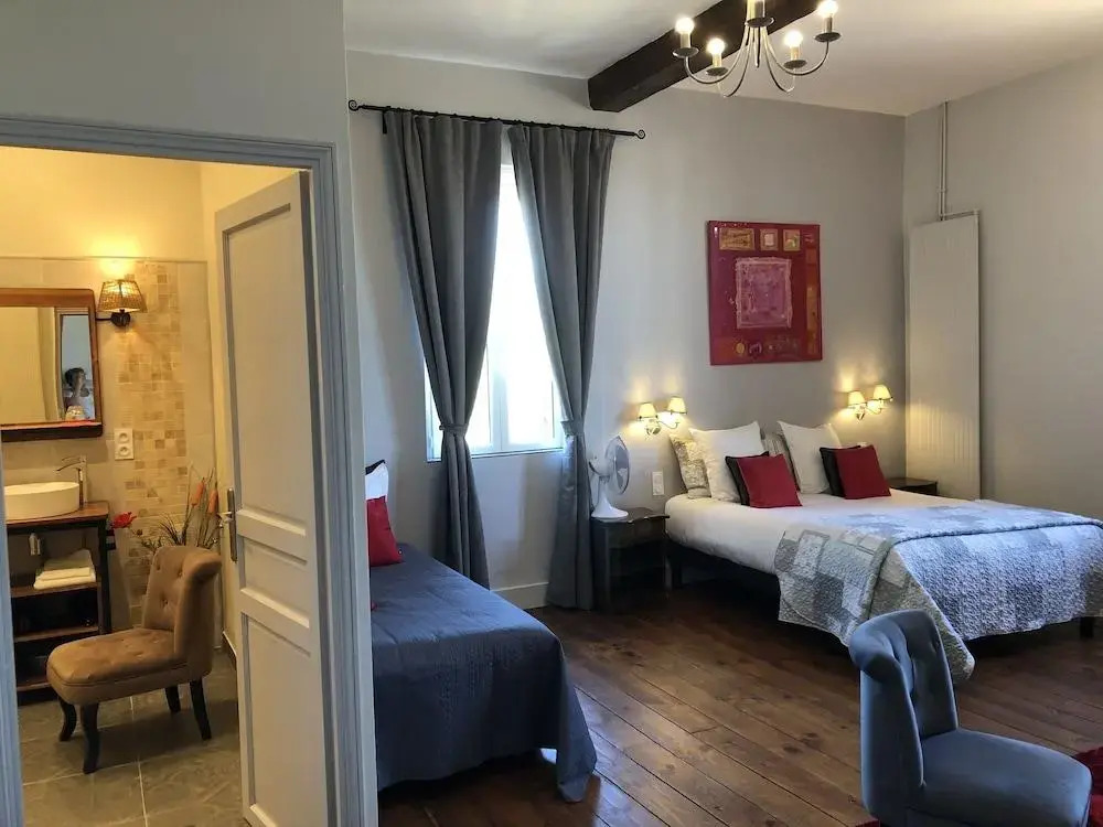 MAISON DE MAÎTRE GENTILHOME - Demeure de 1699 - Maison dhôtes avec suites de 35 à 40 metres carrés, chacune avec sa salle de bains privative - Jardins, piscine et tour - Toulouse Métropole