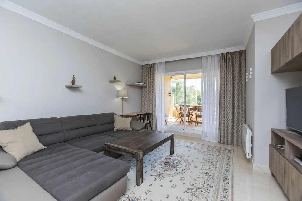 Perfect Location Between Golf and Beach
