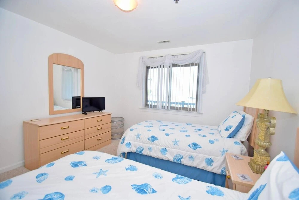 Harbour Club G7 2 Bedroom Condo by RedAwning