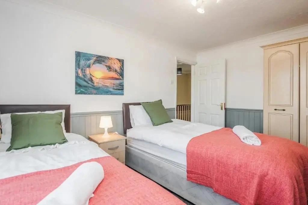 TMS Spacious 3-bed House! Tilbury! Free Parking!