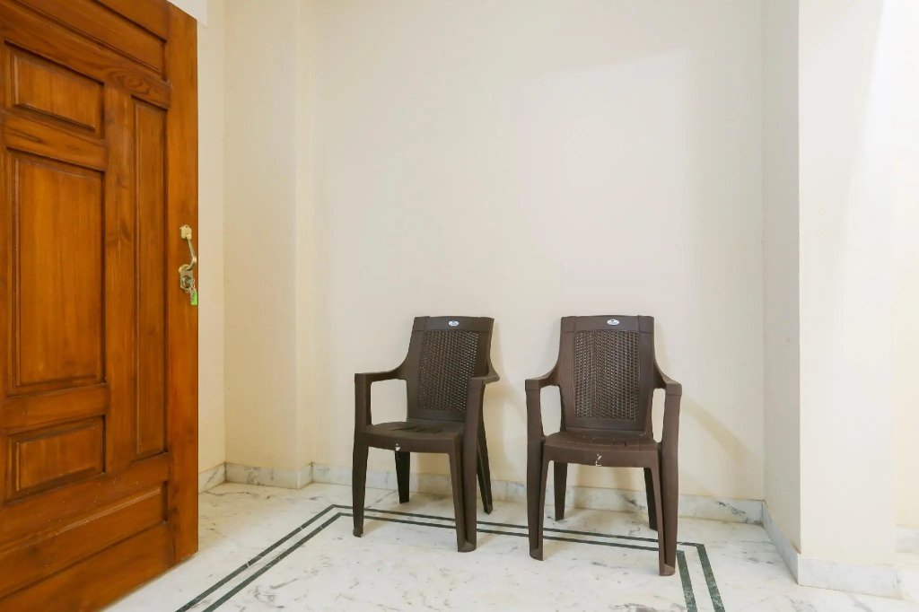 OYO Flagship 68453 Essential Residency