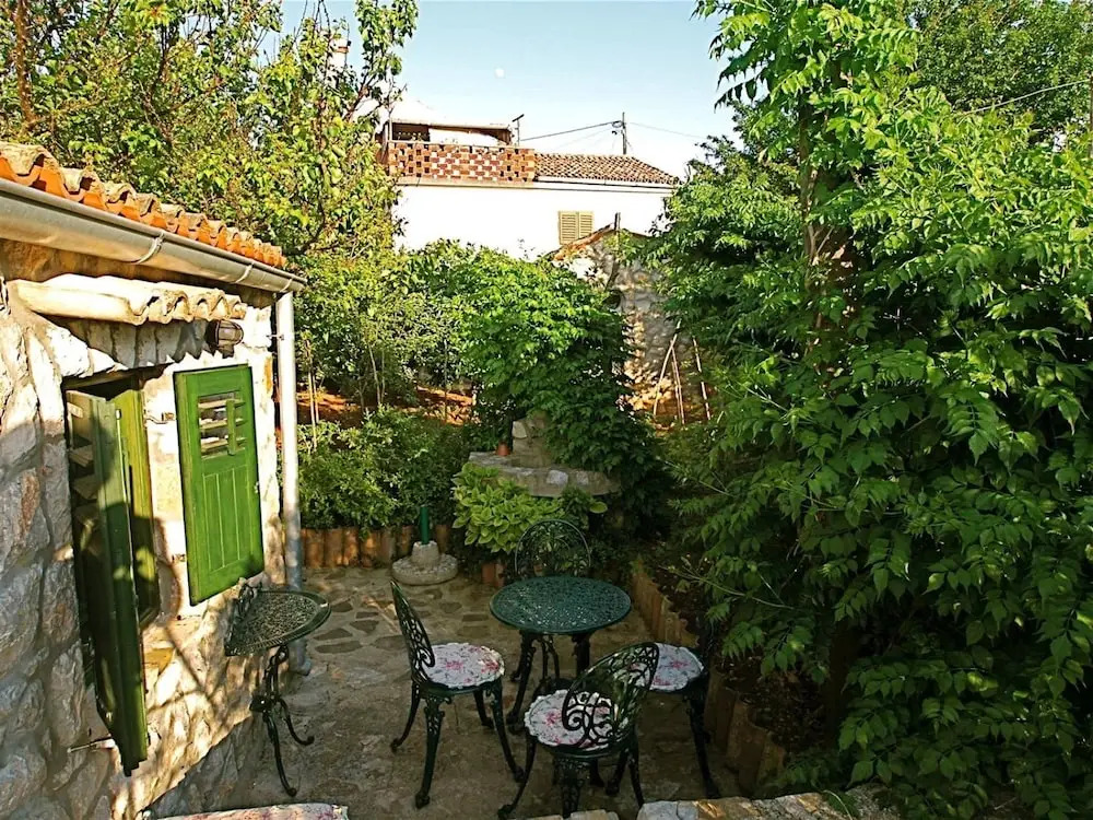 Apartments Cvita - Garden Hideaway