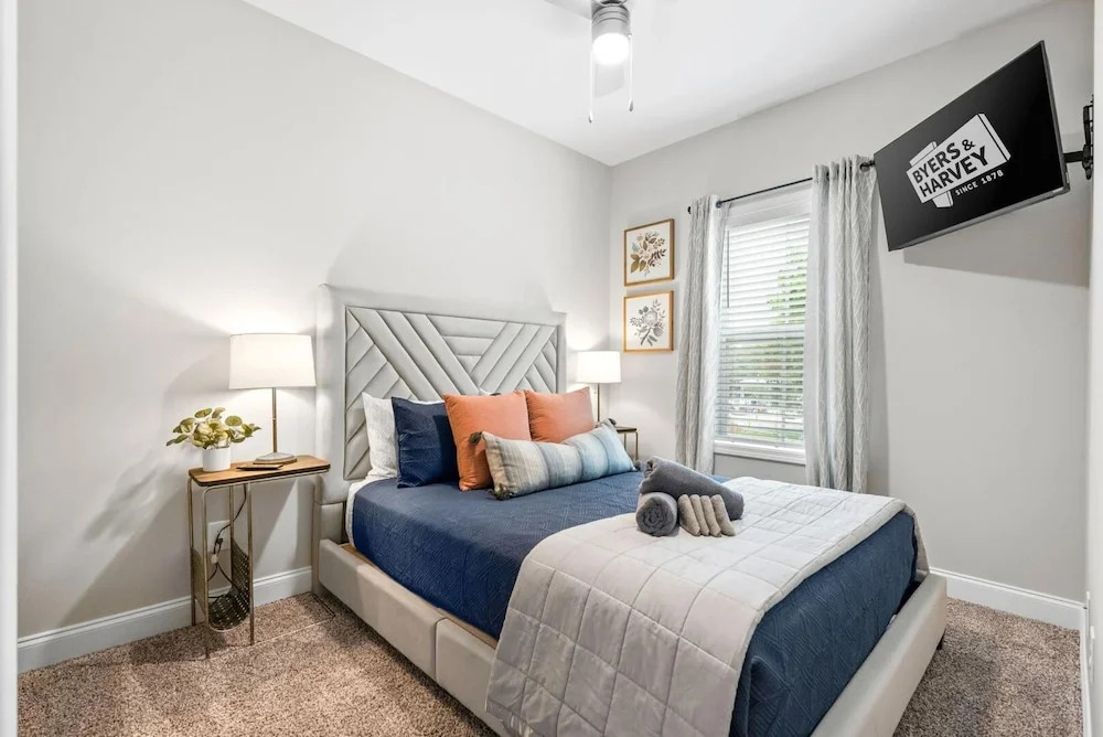 Adam's Downtown Retreat w/ Rooftop Access