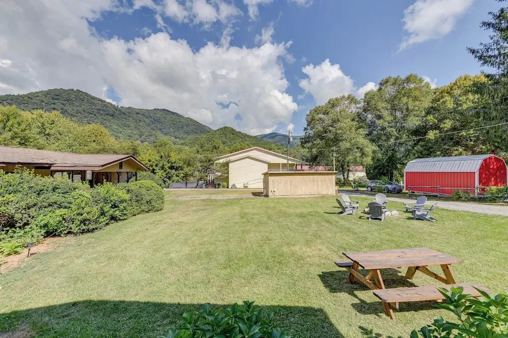 5 Mi to Cataloochee Ski Area! Family Home w/ Views