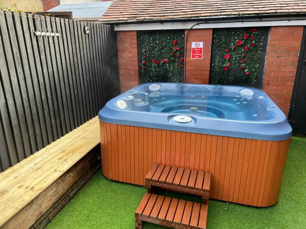 Friends House, Hot Tub, Sleeps 8