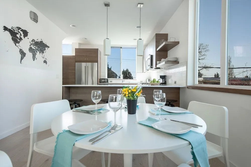 Hosteeva Modern Townhome w Rooftop