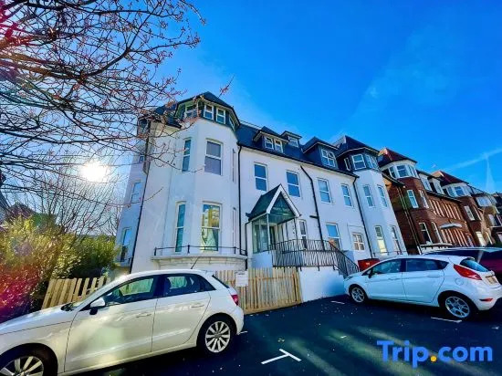 Romantic King Apt w/ Sea View, Free Gym & Parking