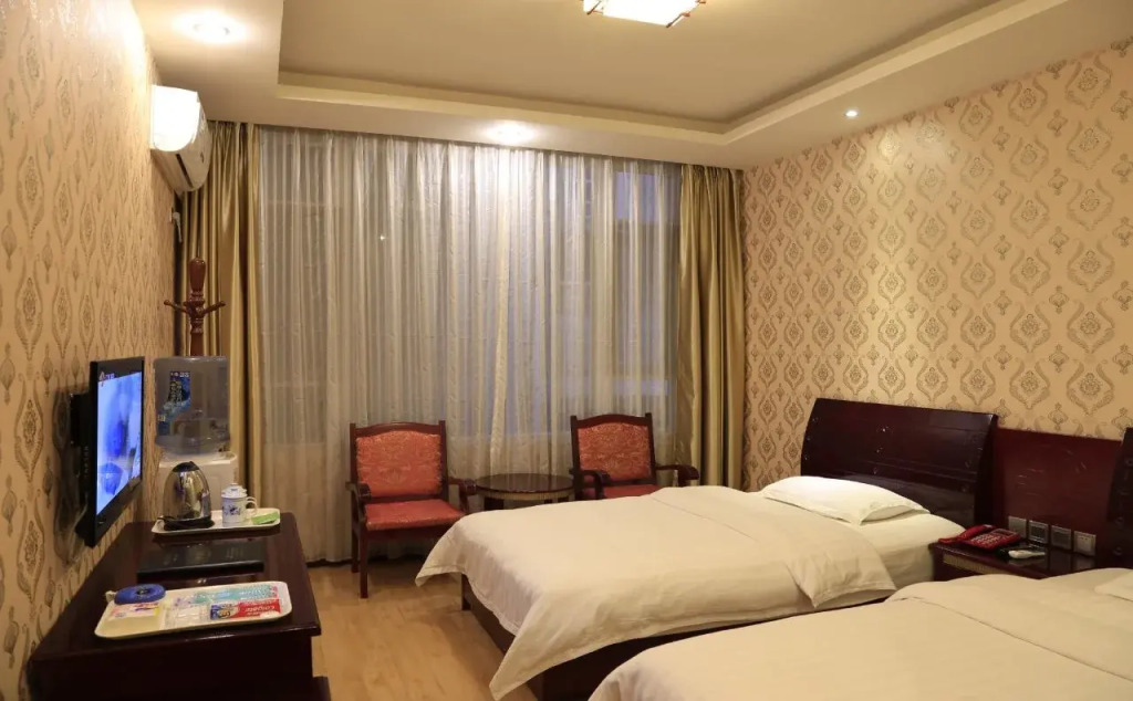 Happy Hotel