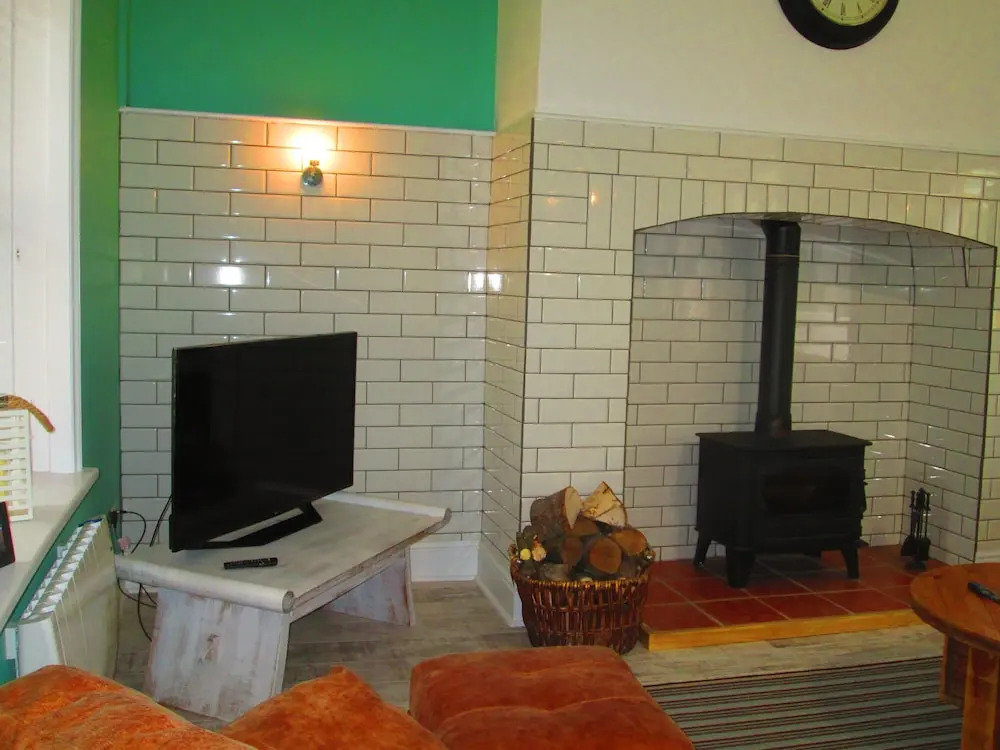 The Old Kitchens - Dog-Friendly Coastal Cottage, Isle of Wight, Near The Needles