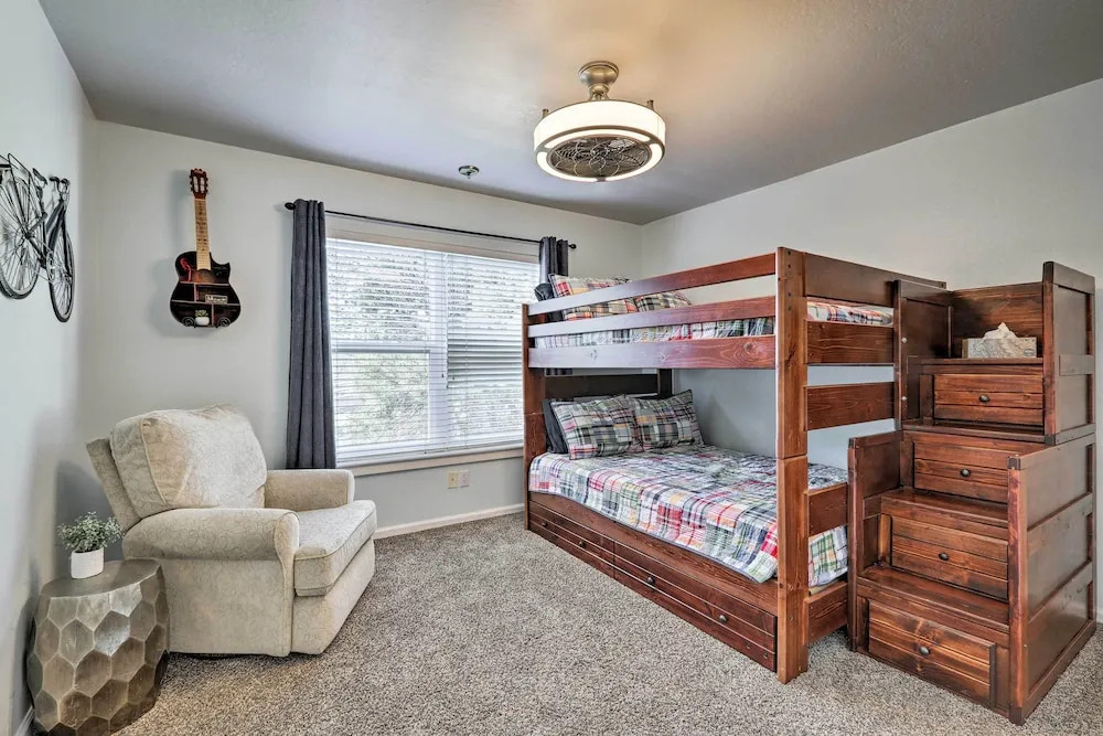 Upscale Flagstaff Home w/ Hot Tub & Mountain Views