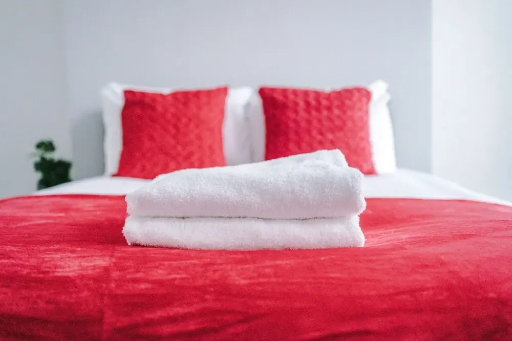 A-K Apartments - Spacious 4 Bedroom House, Central Location, Sleeps 8!