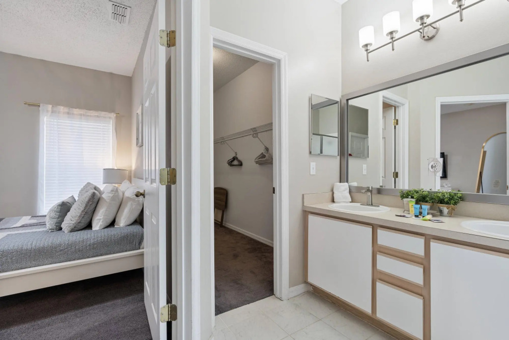 Cozy 5 bedrooms, tranquility right next to Disney!