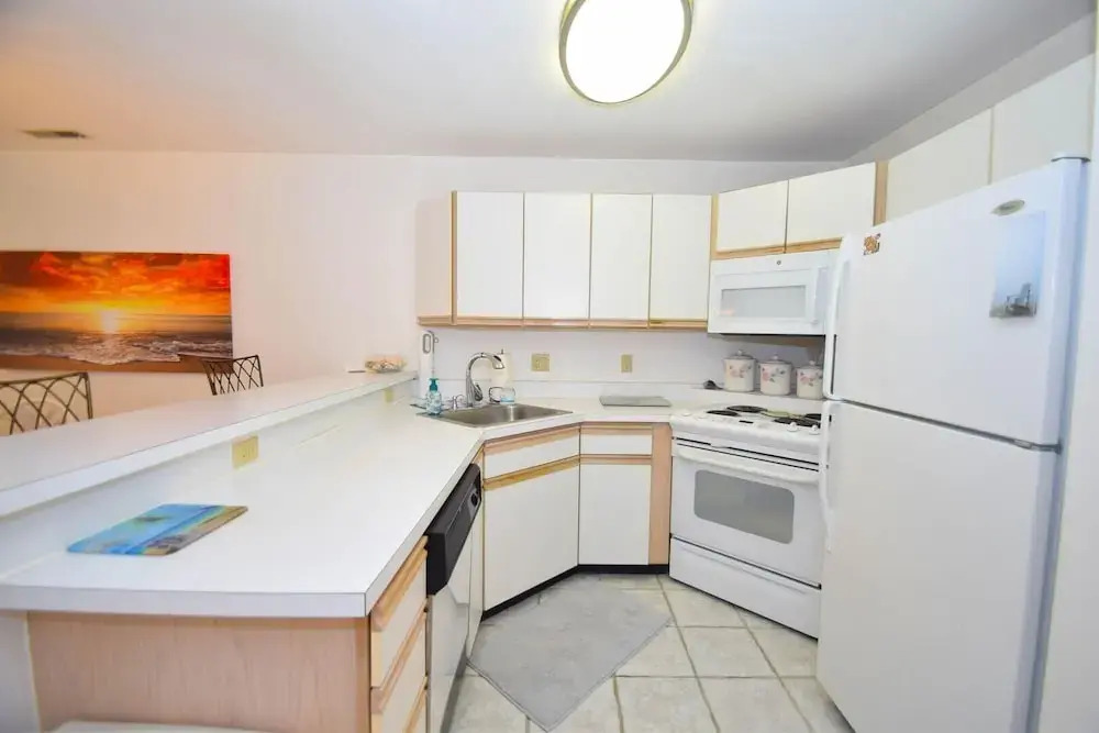 Harbour Club G7 2 Bedroom Condo by RedAwning