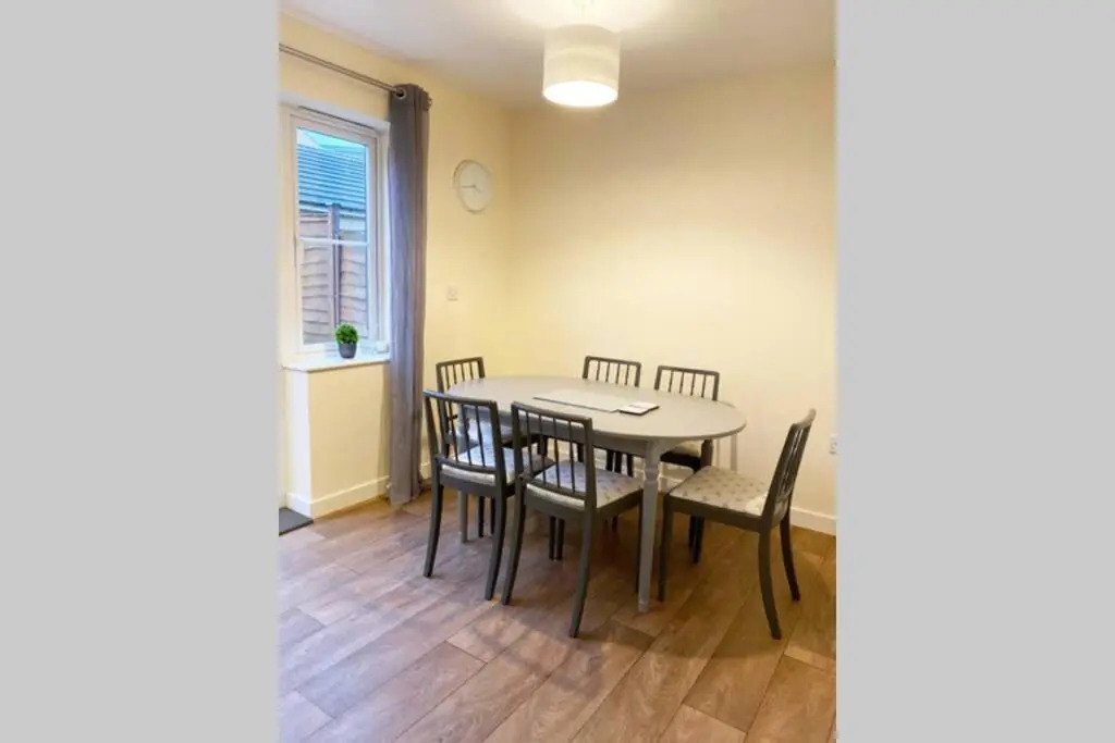 EasyRest House in Peterborough - Perfect for Contractors - Private Parking