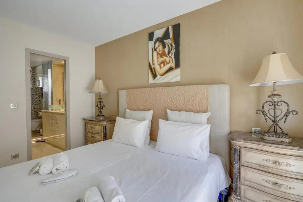 Luxurious Cosy 2 Bdrm Apartment Near Martinez by Olidesi