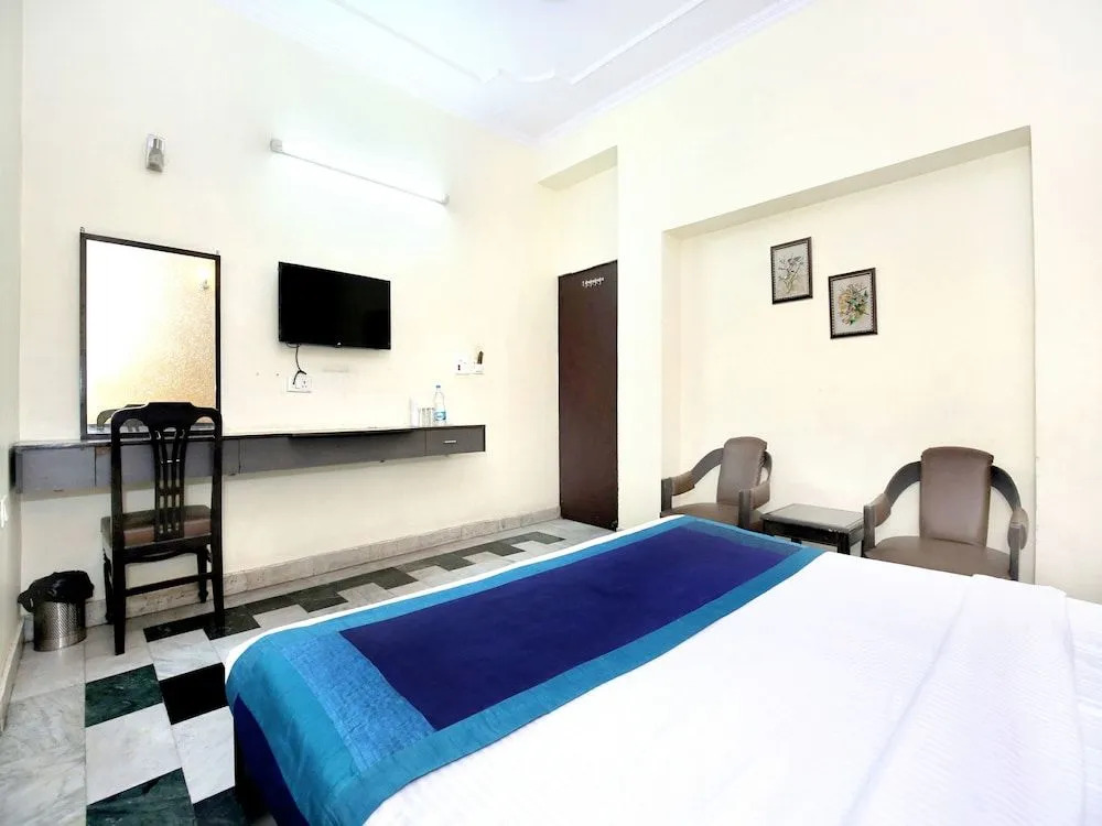 OYO 10111 Hotel Roopa International