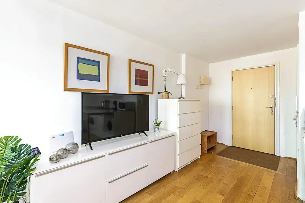 Modern Studio Apartment - St Georges Wharf
