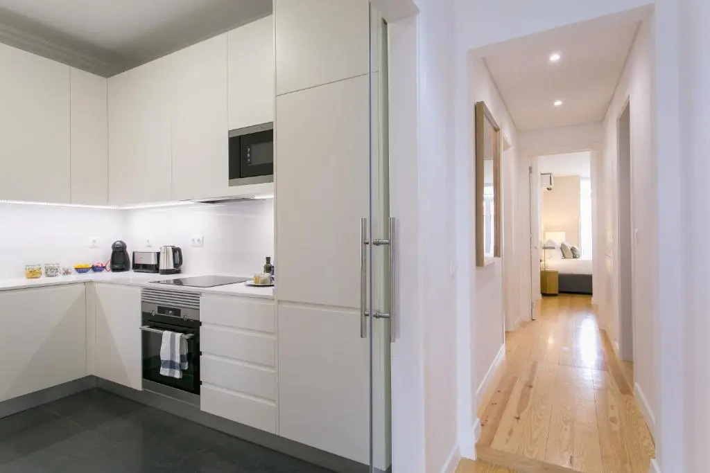 Lisbon luxury retreat! 2 suites, balcony & views!!