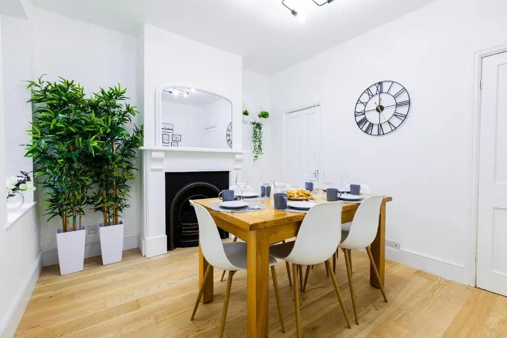 Stunning City Centre House With Hot Tub & Cinema Room