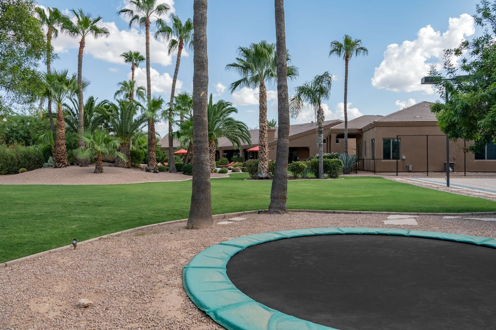 Preston by Avantstay 6BR Desert Oasis w/ Basketball Court, Pool & Hot Tub