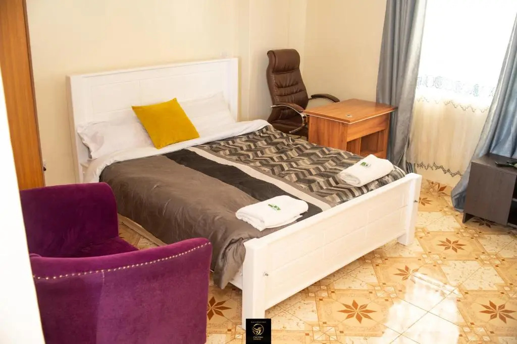Mountain view apartment at Ahadi flats Netflix,Parking and Internet
