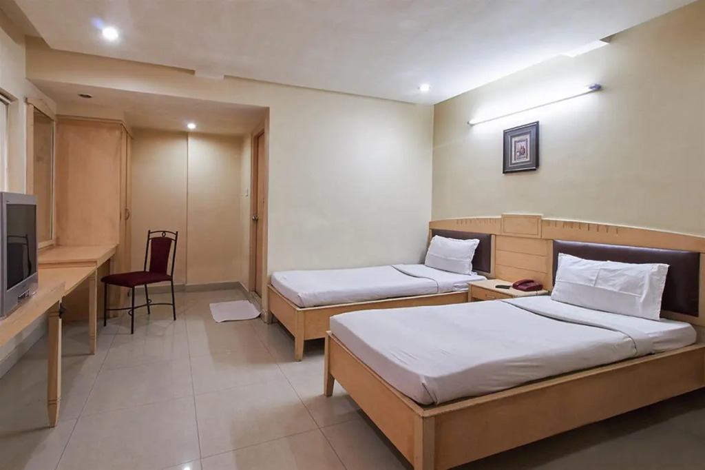 Hotel O Padmini Near Lakdikapool Metro Station