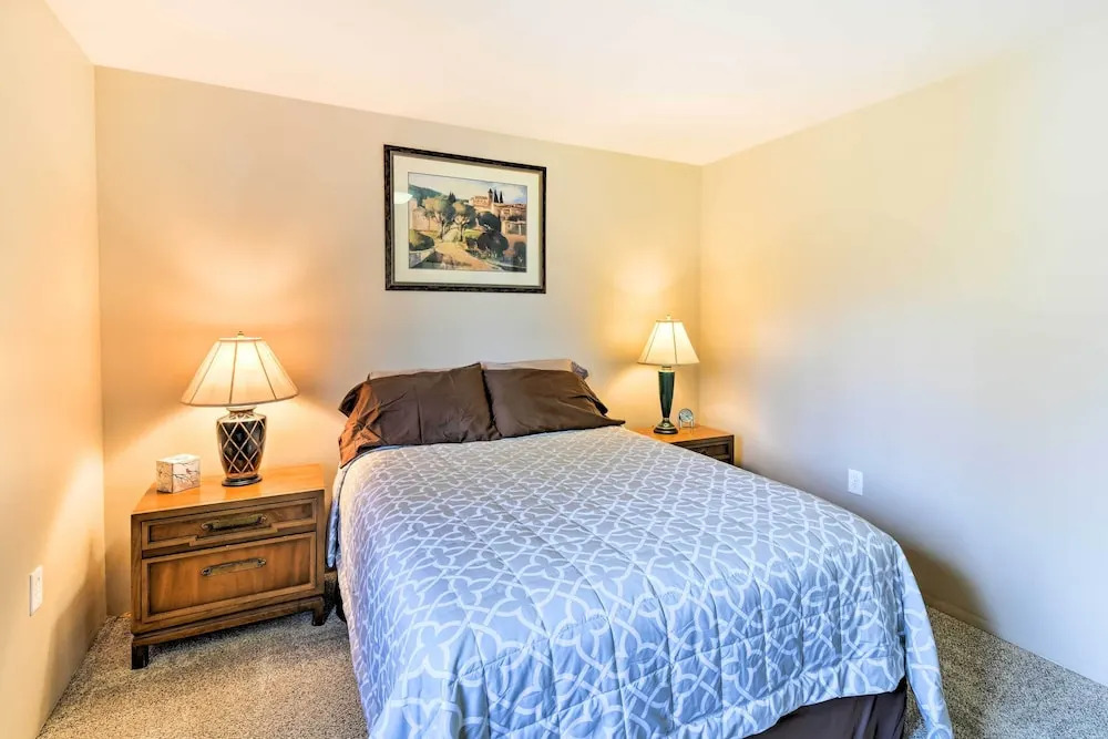 Hillside Anchorage Home by Hiking & Biking Trails!