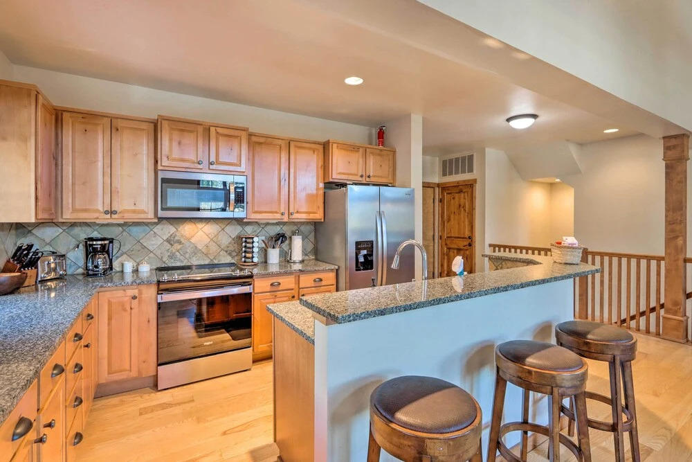 Ski-In/Ski-Out Donnelly Townhome w/ Hot Tub