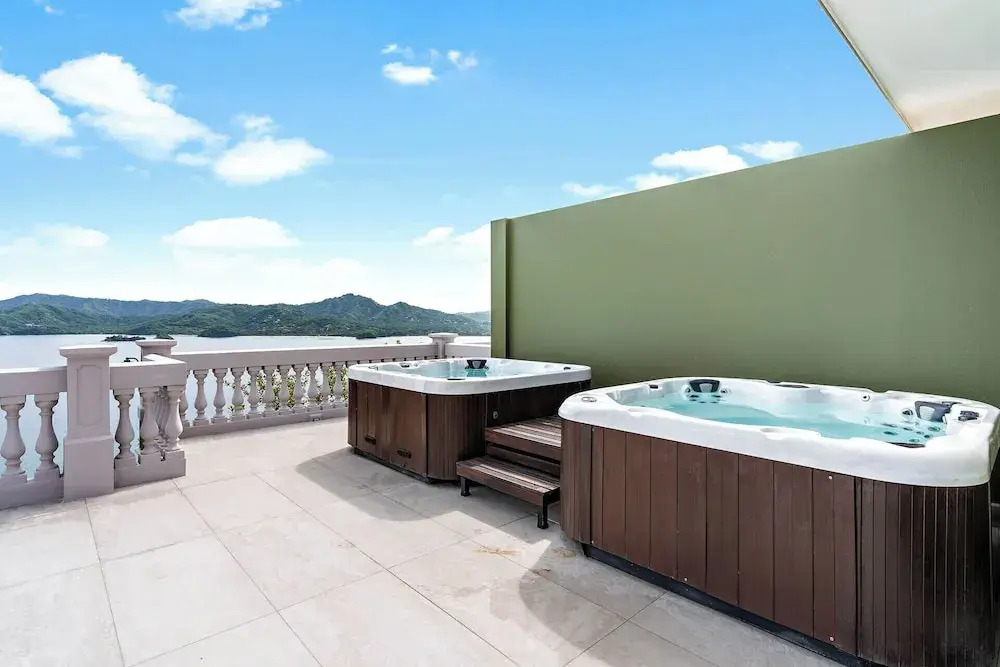 Luxury Condo with Panoramic Ocean Views, Sparkling Infinity Pool, and Modern Open-Concept Design