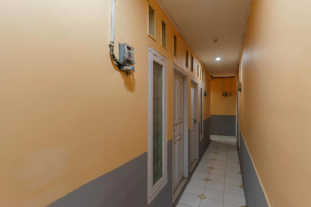 RedDoorz Syariah near Universitas Borobudur