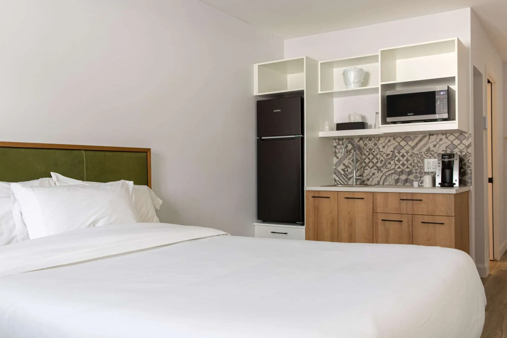 Econo Lodge Inn & Suites