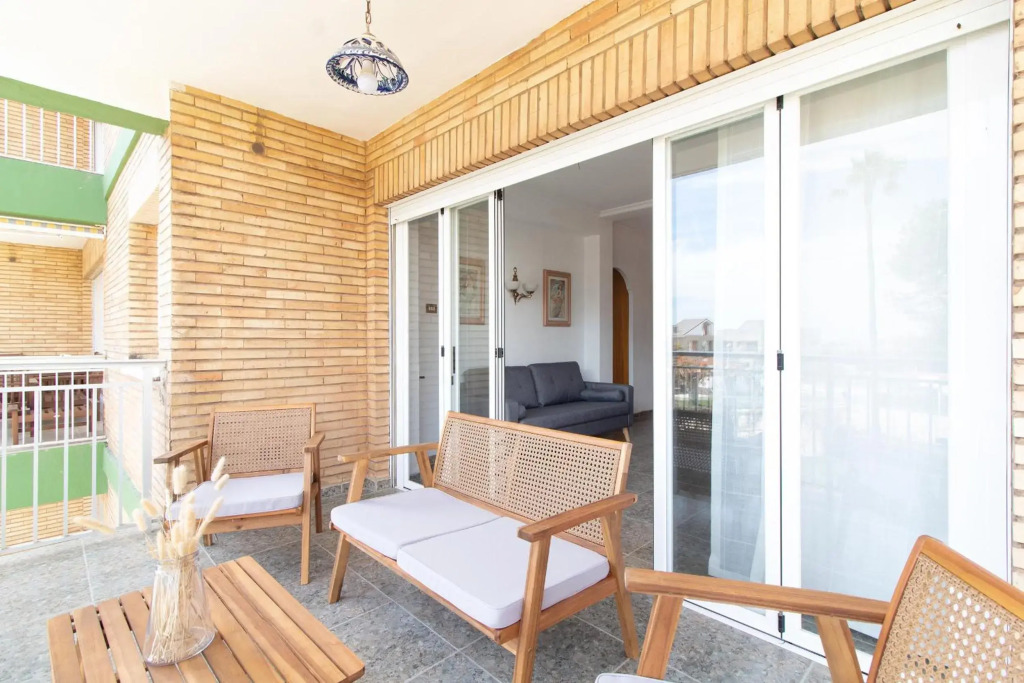 Global Properties, Apartamento con terraza y piscina a un paso de la playa