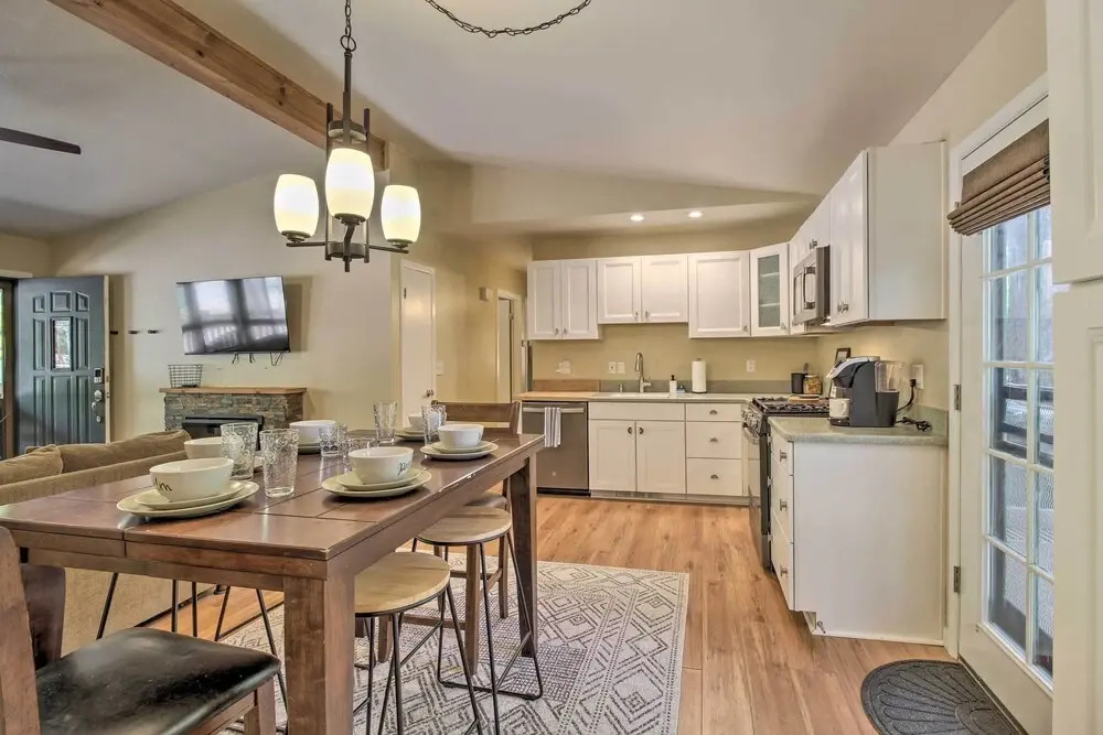 Patio, Fenced Yard: Pet-friendly Pinetop Cabin!