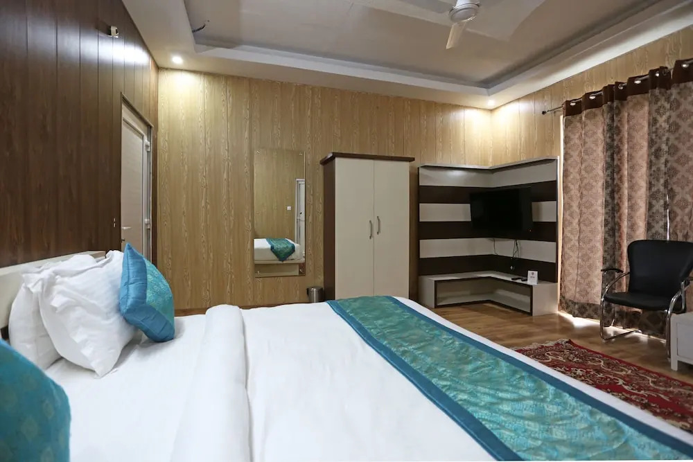 OYO 7024 Hotel Vakratunda