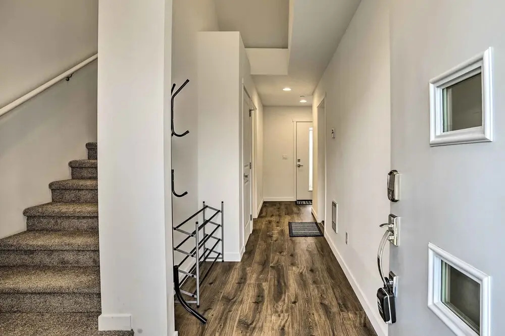 Modern Monroe Home - Private Yard & Mtn Views