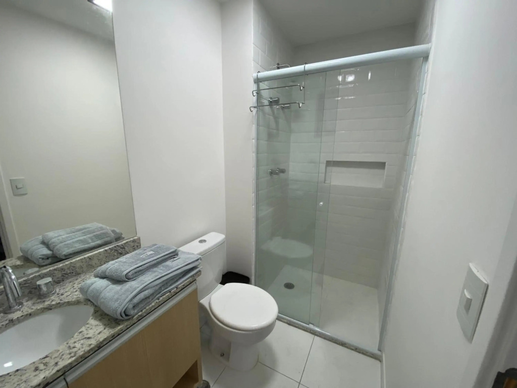 75 New studio w fast wifi, balcony, gym and movie screen