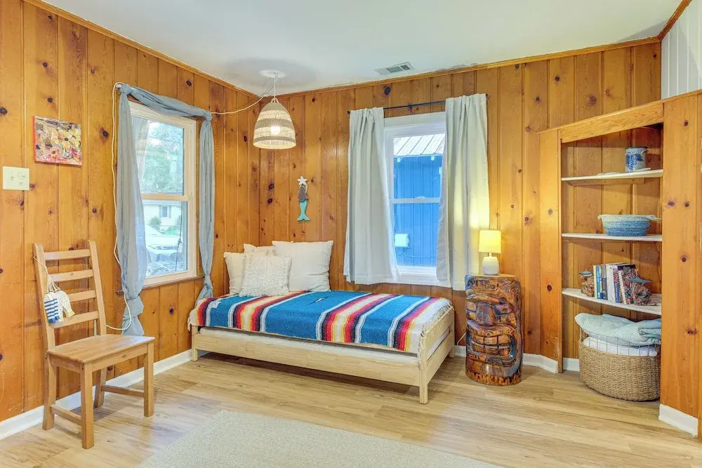 Cozy Cottage Just 2 Blocks From the River!