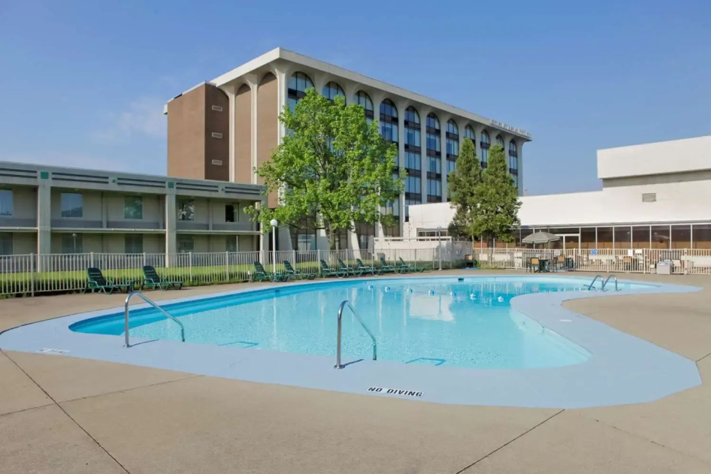 Days Inn & Suites by Wyndham Elyria