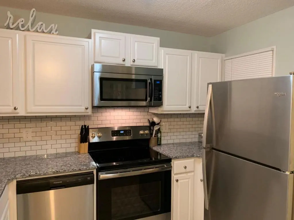 2 BR/BA Condo - Boardwalk to Beach. 3 Pools. Tennis Courts