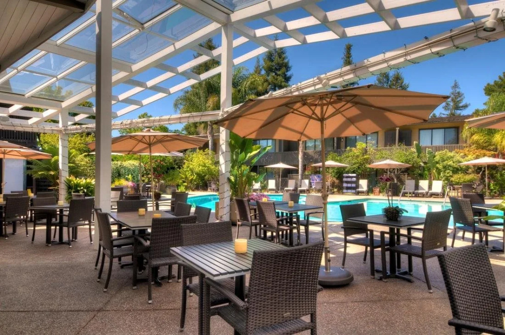 Dinahs Garden Hotel