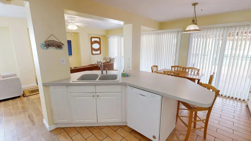Canal Breeze Cottage 4 Bedroom Home