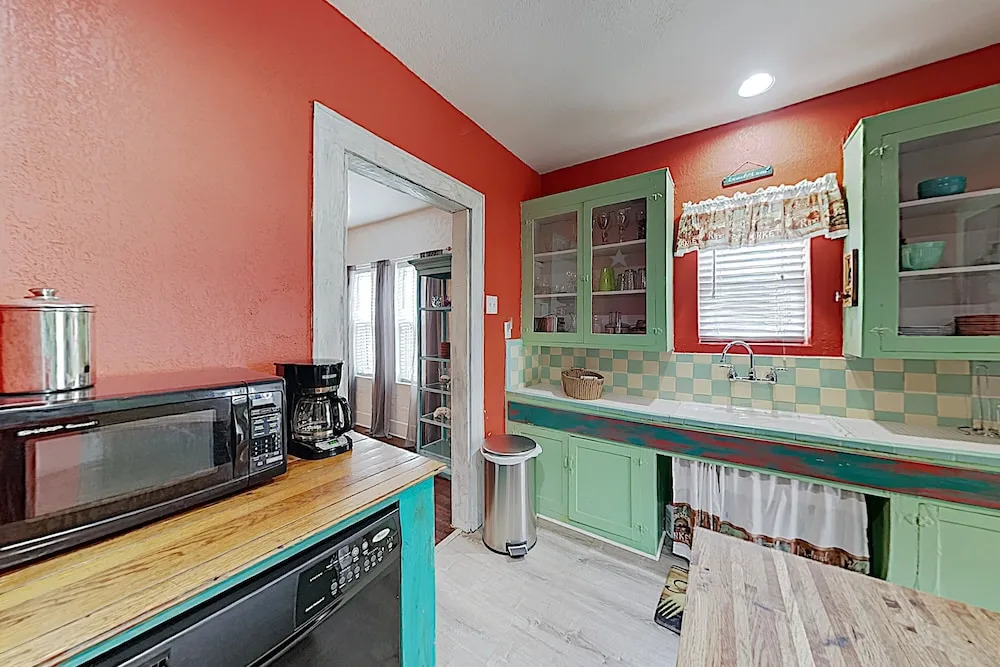 New Listing! Charming Getaway - 1 Block To Beach 3 Bedroom Home