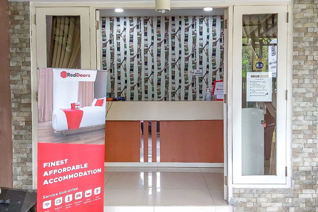 RedDoorz Syariah near Graha Pena