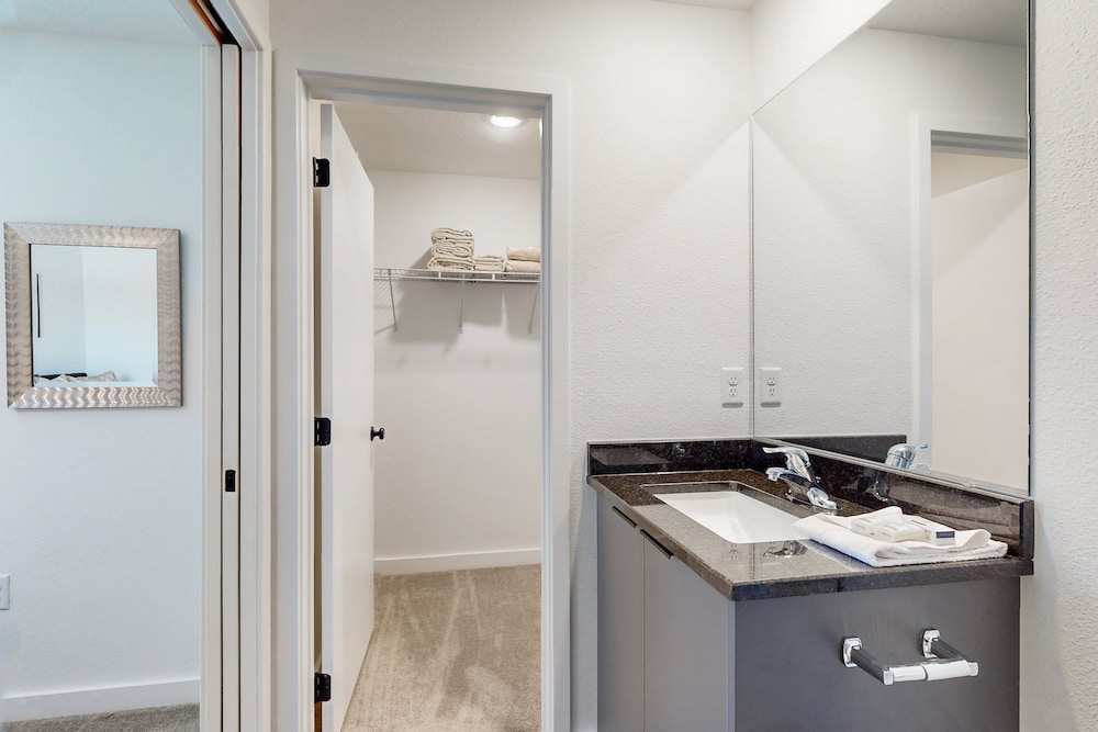 Newly Built Townhome, Private W/d, Free Wifi, Central AC and Full Kitchen