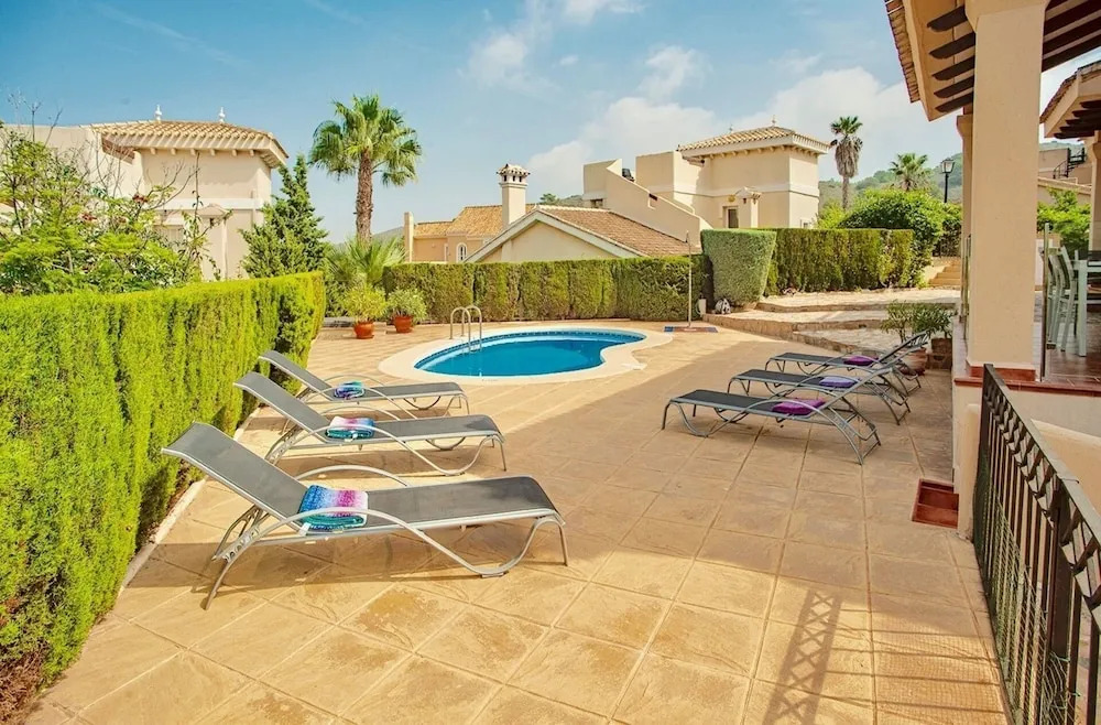 3 Bed House - Sleeps 6 - Pool - Garden - Parking